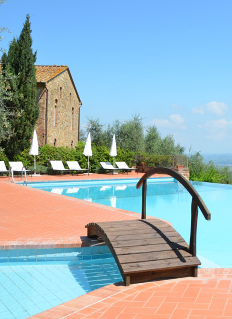 Rigone in Chianti, piscina dell'agriturismo in Toscana